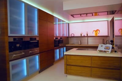 Küche und Essbereich in Nussbaum mit RGB Beleuchtung, stufenloser Farbwechsel per Fernbedienung Küche und Essbereich in Nussbaum mit RGB Beleuchtung, stufenloser Farbwechsel per Fernbedienung