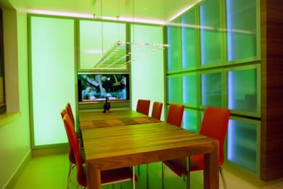 Küche und Essbereich in Nussbaum mit RGB Beleuchtung, stufenloser Farbwechsel per Fernbedienung Küche und Essbereich in Nussbaum mit RGB Beleuchtung, stufenloser Farbwechsel per Fernbedienung