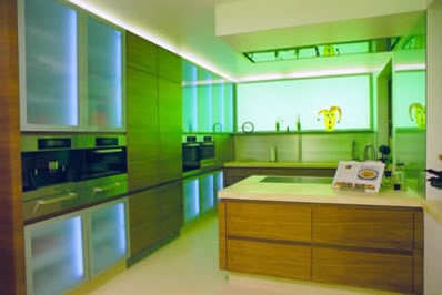 Küche und Essbereich in Nussbaum mit RGB Beleuchtung, stufenloser Farbwechsel per Fernbedienung Küche und Essbereich in Nussbaum mit RGB Beleuchtung, stufenloser Farbwechsel per Fernbedienung