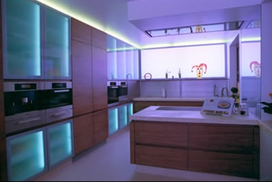 Küche und Essbereich in Nussbaum mit RGB Beleuchtung, stufenloser Farbwechsel per Fernbedienung Küche und Essbereich in Nussbaum mit RGB Beleuchtung, stufenloser Farbwechsel per Fernbedienung