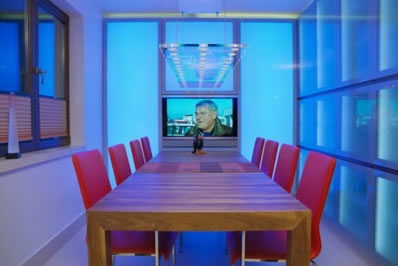 Küche und Essbereich in Nussbaum mit RGB Beleuchtung, stufenloser Farbwechsel per Fernbedienung Küche und Essbereich in Nussbaum mit RGB Beleuchtung, stufenloser Farbwechsel per Fernbedienung