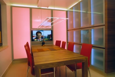 Küche und Essbereich in Nussbaum mit RGB Beleuchtung, stufenloser Farbwechsel per Fernbedienung Küche und Essbereich in Nussbaum mit RGB Beleuchtung, stufenloser Farbwechsel per Fernbedienung