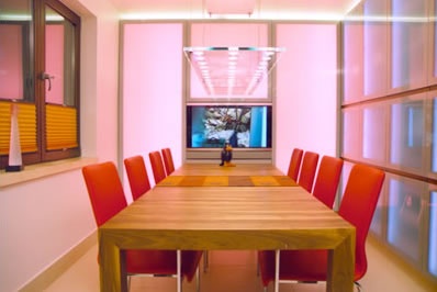 Küche und Essbereich in Nussbaum mit RGB Beleuchtung, stufenloser Farbwechsel per Fernbedienung Küche und Essbereich in Nussbaum mit RGB Beleuchtung, stufenloser Farbwechsel per Fernbedienung