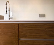 kleine Küche in Nussbaum, Arbeitsplatte in Corian