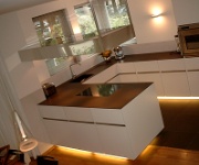 Küche mit minimalistischer Arbeitsplatte