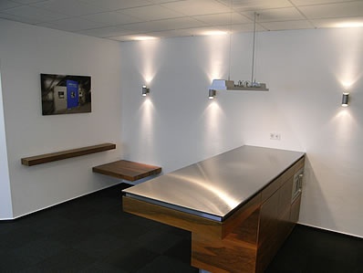 Meeting-Point, Firmenküche in französischem Nussbaum mit einer Edelstahl Arbeitsplatte