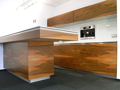 Meeting-Point, Firmenküche in französischem Nussbaum mit einer Edelstahl Arbeitsplatte