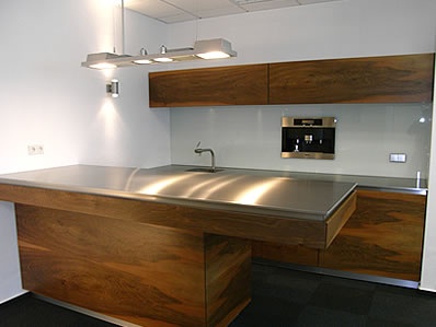 Meeting-Point, Firmenküche in französischem Nussbaum mit einer Edelstahl Arbeitsplatte