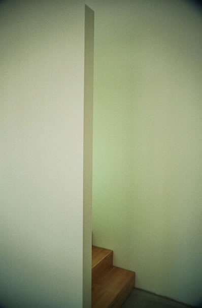 minimalistische Treppe mit beleuchtetem Handlauf