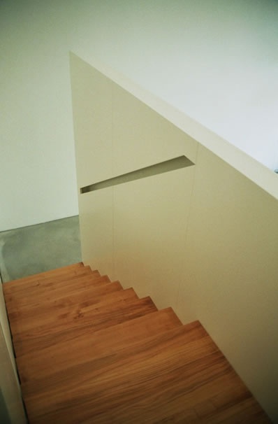 minimalistische Treppe mit beleuchtetem Handlauf