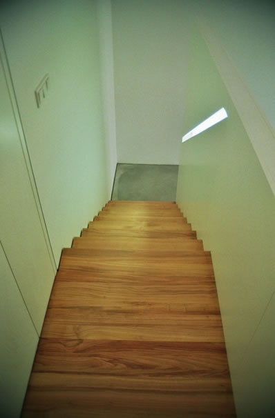 minimalistische Treppe mit beleuchtetem Handlauf