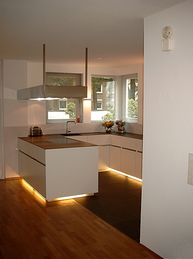 Küche mit minimalistischer Arbeitsplatte