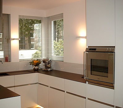 Küche mit minimalistischer Arbeitsplatte