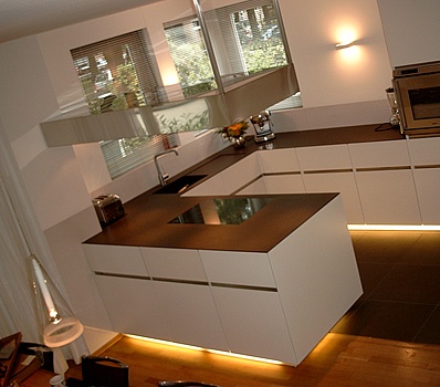 Küche mit minimalistischer Arbeitsplatte