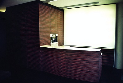 Empfangsbereich in Makassar, Leuchtwand