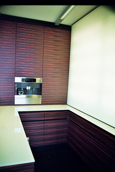 Empfangsbereich in Makassar, Arbeitsplatte in Glas