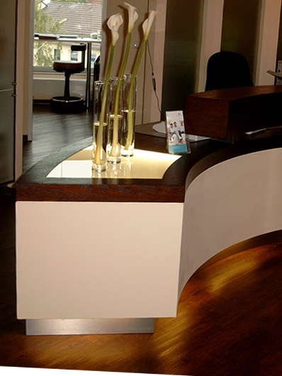 kleine Empfangstheke für Zahnarztpraxis