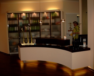 kleine Empfangstheke für Zahnarztpraxis