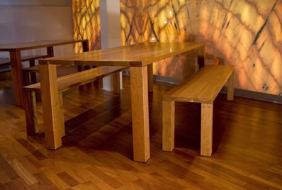 Tische und Bänke in Kirschbaum massiv