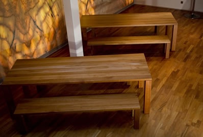 Tische und Bänke in Kirschbaum massiv